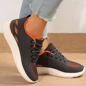 Vue détaillée des baskets de sport respirantes en maille grise et orange pour femmes
