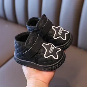 Black fleece-lined baby snow boots with star patch for toddlers aged 1-5