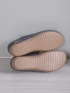 Detailansicht der strapazierfähigen rutschfesten Gummisohlen an Damen-Strandsandalen