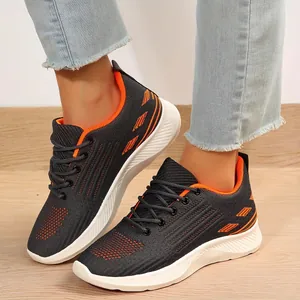 Vue rapprochée de baskets légères et respirantes en maille pour femmes en gris et orange