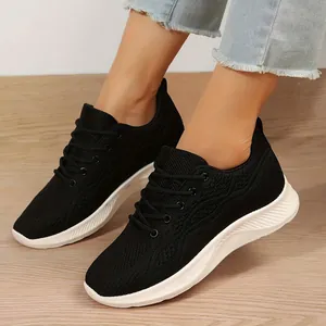 Vue détaillée de baskets en maille noire respirantes pour femmes avec semelle souple et confortable