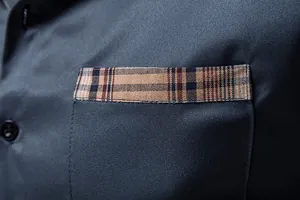 Gros plan d'une chemise décontractée pour hommes avec bordure à carreaux sur la poche