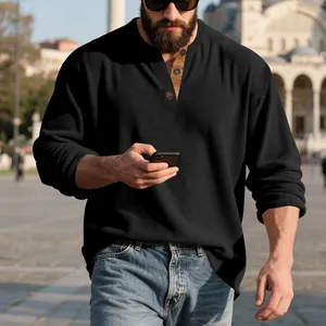 Sweat-shirt Henley décontracté en velours côtelé noir pour hommes avec patte de boutonnage.