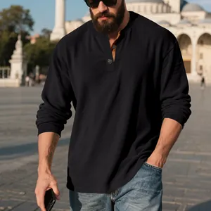 Détail d'un t-shirt Henley noir en velours côtelé pour homme en extérieur