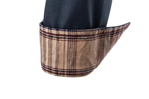 Gros plan du poignet d'une chemise noire pour homme avec doublure à carreaux chic