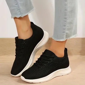 Baskets pour femmes en maille noire respirante avec semelles blanches souples et confortables
