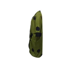 Vue latérale détaillée d'une robe chemise vert olive à pois noirs et poches latérales