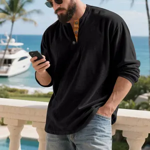 Vue détaillée d'un sweat henley en velours côtelé noir pour homme porté dans un décor extérieur