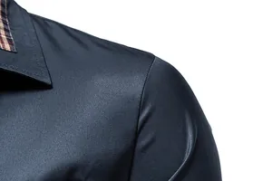 Détail en gros plan d'une chemise bleu marine montrant la texture et le col à carreaux