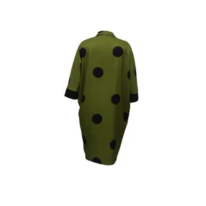 Robe chemise vert olive pour femmes avec pois noirs et manches trois quarts chic.