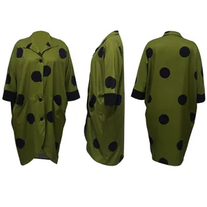 Robe chemise imprimée à pois verts avec manches 3/4 et poches vue sous trois angles