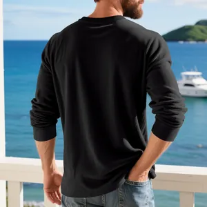 Vue arrière d'un sweat-shirt en velours côtelé noir pour homme à texture côtelée
