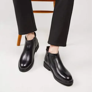Detailansicht stilvoller schwarzer Herren-Chelsea-Boots aus Leder mit Reißverschluss