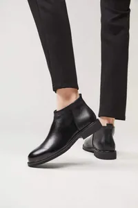 Detailansicht schwarzer Chelsea-Boots für Herren aus Leder im Business-Casual-Stil