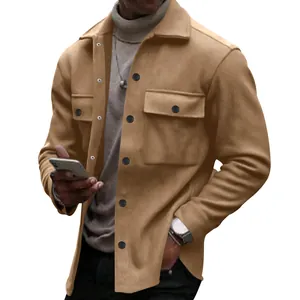 Detaillierte Ansicht der camelbraunen Vintage-Knopfjacke mit Revers und Brusttaschen