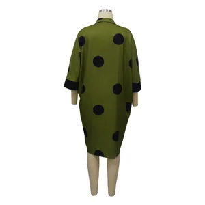 Vue arrière d'une robe chemise oversize vert olive à pois noirs avec manches 3/4.