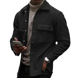 Detailansicht einer schwarzen Fleecejacke im Retro-Stil für Herren mit Revers.