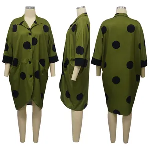 Vue détaillée d'une robe chemisier verte à pois avec manches trois-quarts et poches.