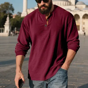 Détail d'un sweat-shirt en velours côtelé bordeaux pour homme avec encolure Henley boutonnée