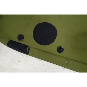 Détail d'une robe chemise vert olive présentant des boutons noirs et un motif à pois