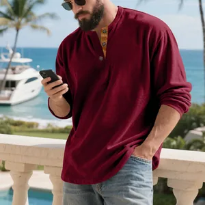 Détail rapproché du t-shirt henley en velours côtelé bordeaux avec bordure serpent pour hommes.