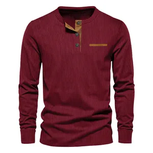 Textura detallada de la camiseta Henley de pana burdeos entallada de manga larga para hombre