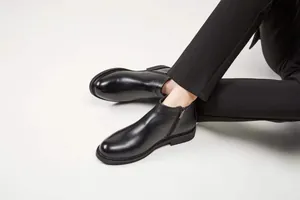 Detailansicht der hochwertigen schwarzen Chelsea-Boots für Herren mit seitlichem Reißverschluss.
