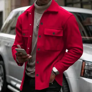 Vue détaillée d'une veste polaire rouge pour homme avec boutons et col à revers