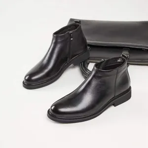 Detailansicht der schwarzen Premium-Lederstiefeletten für Herren mit praktischem Seitenreißverschluss