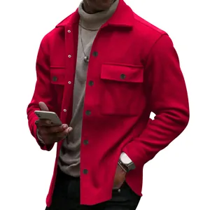 Detailansicht der roten Herren-Fleecejacke mit Revers und Knöpfen für den Winter
