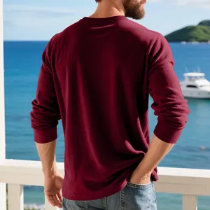 Vue arrière d'un sweat-shirt en velours côtelé bordeaux pour homme avec texture