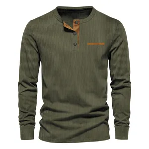 Detalle de camiseta Henley de pana verde oliva con tapeta de botones en contraste