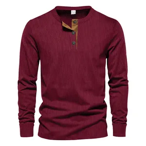 Détail d'un t-shirt Henley pour homme en velours côtelé bordeaux à manches longues
