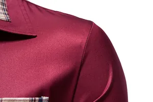 Détail rapproché d'une chemise bordeaux pour homme avec bordure de col à carreaux.