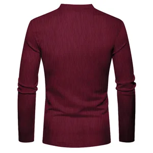 Vue arrière d'un sweat-shirt à manches longues en velours côtelé bordeaux pour homme