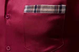 Détail de la poche d'une chemise bordeaux avec bordure à carreaux classique