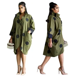 Vue détaillée d'une robe chemise oversize à pois verts avec poches fonctionnelles