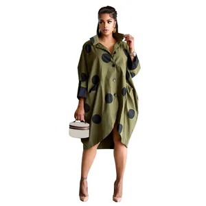 Robe chemise ample vert olive à pois noirs avec manches 3/4 pour un look élégant