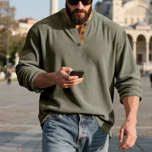Détail style de vie d'un sweat-shirt à manches longues en velours côtelé vert olive
