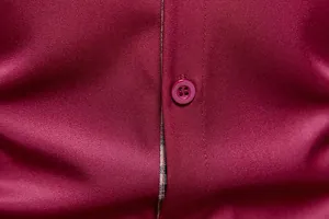 Gros plan macro d'un bouton de chemise décontractée bordeaux pour homme avec col à carreaux