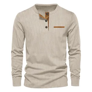Detalle de la camiseta Henley de pana para hombre con textura acanalada y ribete