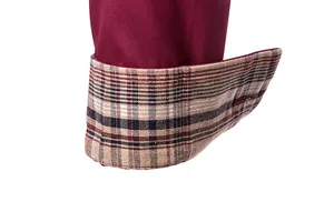 Vue détaillée du poignet de chemise bordeaux pour homme avec une doublure à carreaux chic