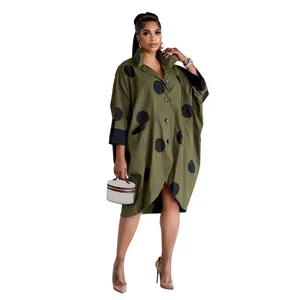 Robe chemise oversize vert olive avec de gros pois noirs et des poches latérales