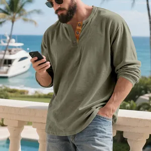 Gros plan d'un haut henley en velours côtelé vert olive pour homme en extérieur