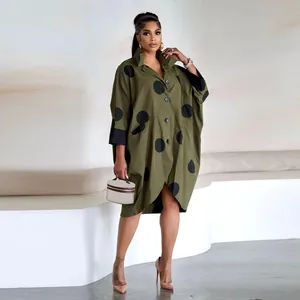 Robe chemise oversize vert olive à pois noirs avec manches longues et poches