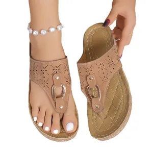 Elegante Damen-Zehentrenner in Camel mit floralen Ausschnitten und Hufeisenschnalle