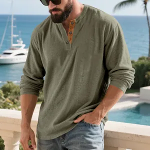 Vue détaillée d'une chemise Henley à manches longues en velours côtelé vert olive pour homme