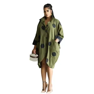Robe chemise oversize vert olive à pois noirs avec poches latérales pratiques.