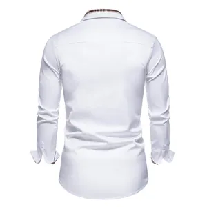 Vue arrière détaillée d'une chemise blanche pour homme avec col à doublure à carreaux