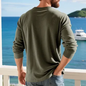 Vue de dos d'un sweat-shirt à manches longues côtelé vert olive pour homme, style décontracté